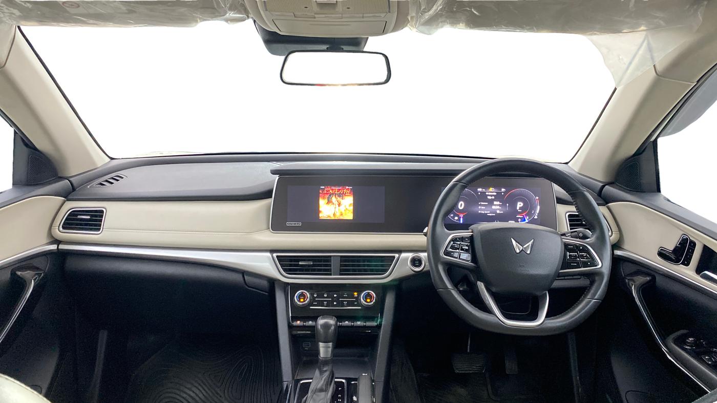 2021 Mahindra XUV700 AX 7 P AT 7 STR, Petrol, Automatic, 66,993 km, Dashboard