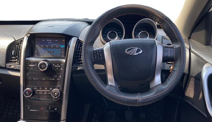 2018 Mahindra XUV500 W7, Diesel, Manual, 1,03,059 km, Steering Wheel Close Up