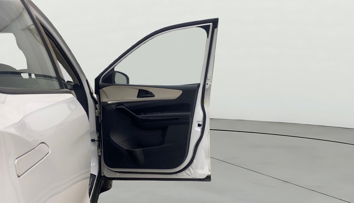 2022 Mahindra XUV700 AX 5 P AT 5 STR, Petrol, Automatic, 22,173 km, RHS Front Door