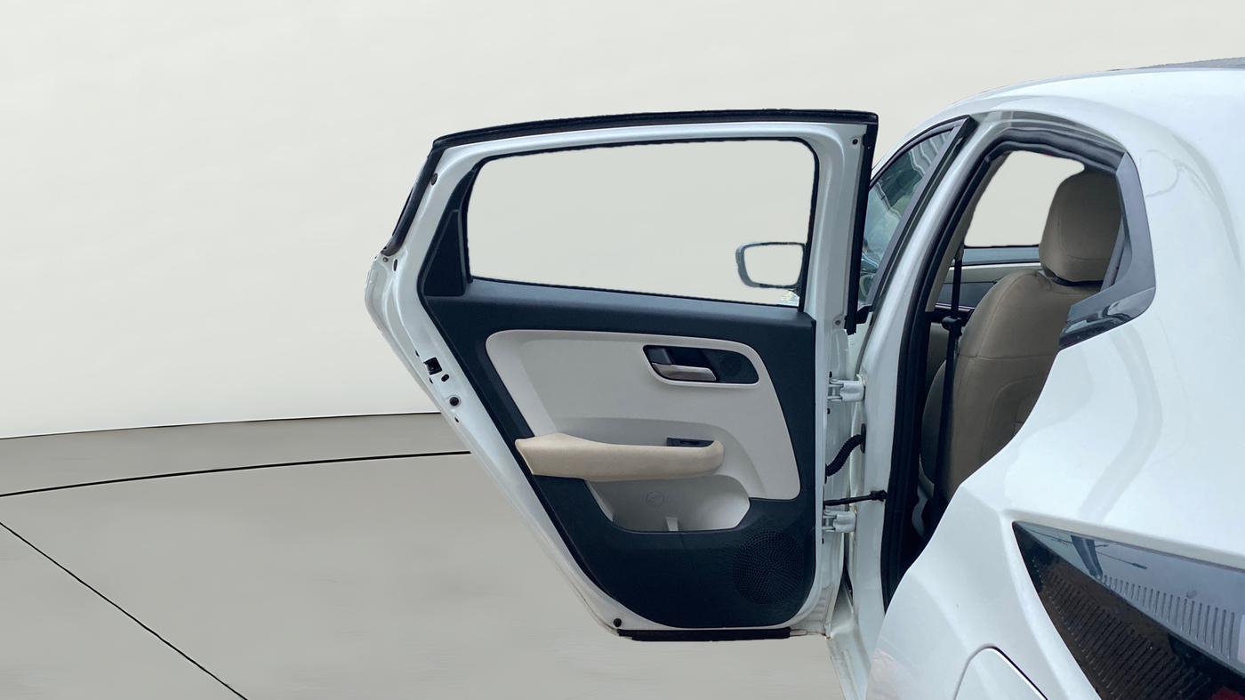 2026 Tata ALTROZ Accomplished S Petrol 6DCT, Petrol, Automatic, 6,892 km, LHS Rear Door