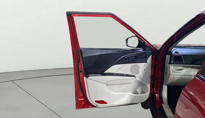 2020 Mahindra XUV300 W6 1.2 PETROL, Petrol, Manual, 33,270 km, LHS Front Door