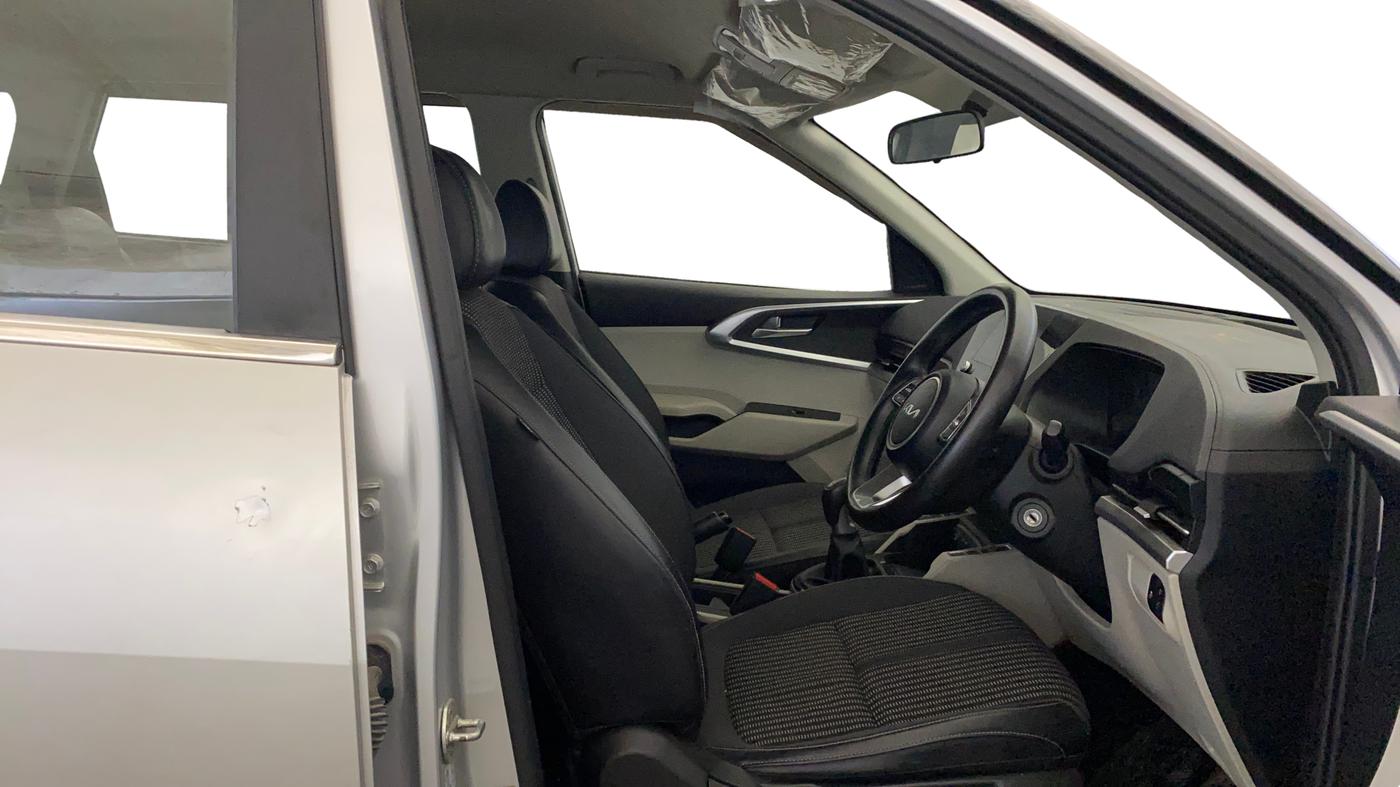 2022 KIA CARENS PRESTIGE 1.4 PETROL 7 STR, Petrol, Manual, 30,835 km, Right Side Front Door Cabin