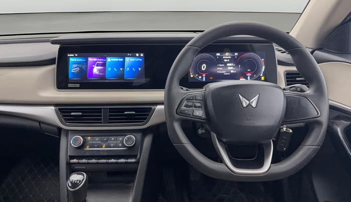 2022 Mahindra XUV700 AX 5 P MT 7 STR, Petrol, Manual, 55,215 km, Steering Wheel Close Up