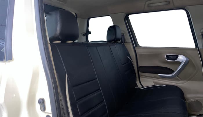 2015 Mahindra TUV300 T8, Diesel, Manual, 81,031 km, Right Side Rear Door Cabin