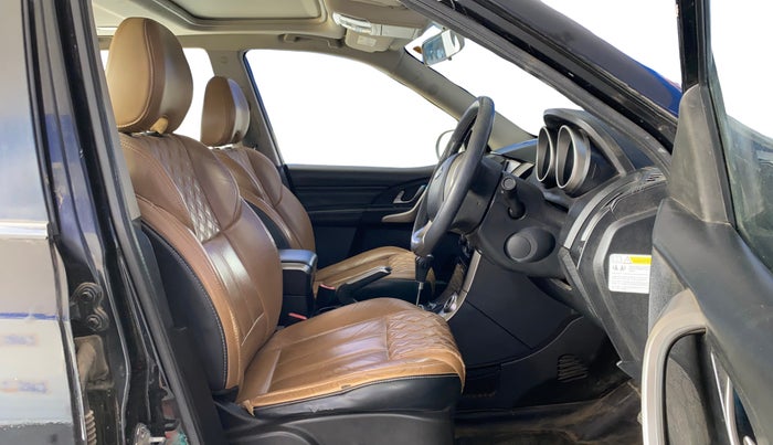 2019 Mahindra XUV500 W11 AT, Diesel, Automatic, 53,985 km, Right Side Front Door Cabin