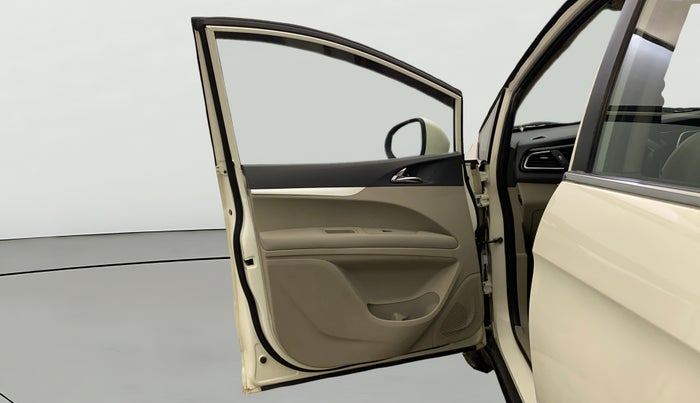 2018 Mahindra MARAZZO M6 7 STR, Diesel, Manual, 58,406 km, LHS Front Door
