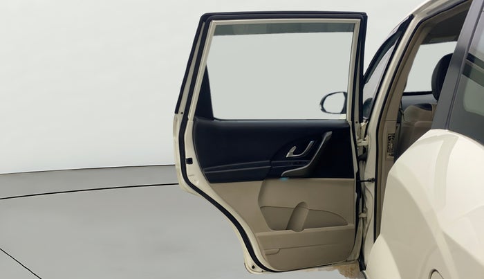 2015 Mahindra XUV500 W6, Diesel, Manual, 1,24,192 km, LHS Rear Door