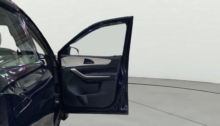 2022 Mahindra XUV700 AX 3 P MT 5 STR, Petrol, Manual, 74,579 km, RHS Front Door