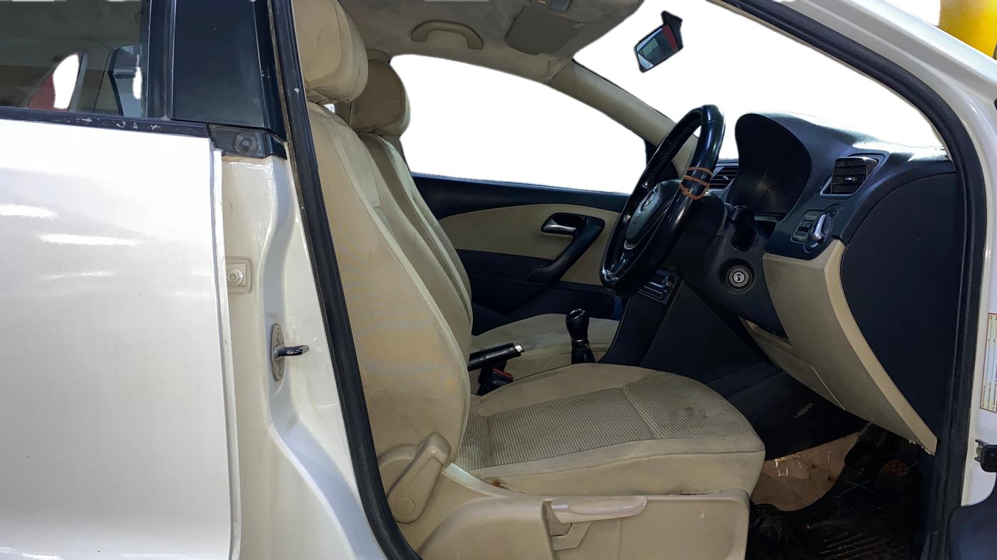2015 Volkswagen Polo HIGHLINE1.5L, Diesel, Manual, 94,250 km, Right Side Front Door Cabin