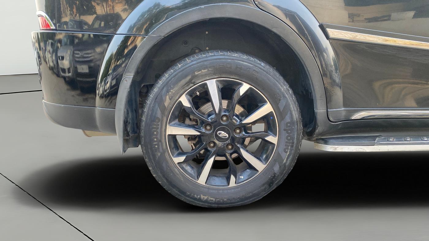 2018 Mahindra XUV500 W11 AT, Diesel, Automatic, 1,07,471 km, Right Rear Wheel
