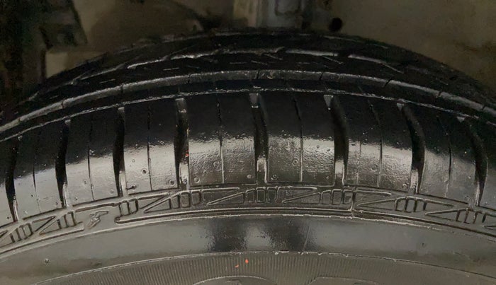 2016 Maruti Swift LXI (O), Petrol, Manual, 54,201 km, Left Front Tyre Tread