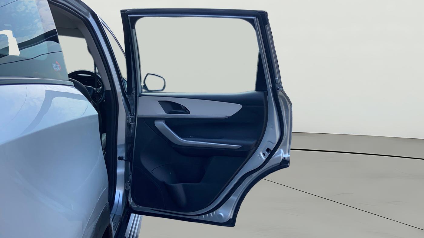 2021 Mahindra XUV700 AX 3 P AT 5 STR, Petrol, Automatic, 50,006 km, RHS Rear Door