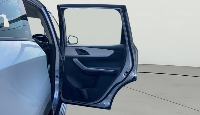 2021 Mahindra XUV700 AX 3 P AT 5 STR, Petrol, Automatic, 50,006 km, RHS Rear Door