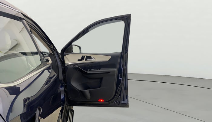 2021 Mahindra XUV700 AX 7 LUXURY P AT 7 STR, Petrol, Automatic, 57,080 km, RHS Front Door