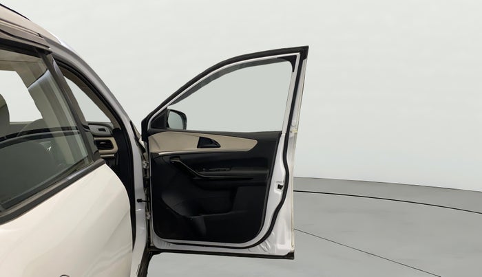 2022 Mahindra XUV700 AX 5 P MT 7 STR, Petrol, Manual, 59,885 km, RHS Front Door