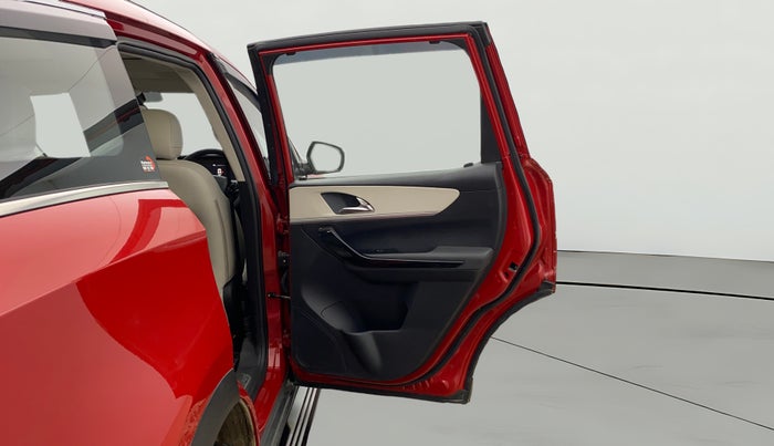 2023 Mahindra XUV700 AX 7 LUXURY P AT 7 STR, Petrol, Automatic, 4,791 km, RHS Rear Door