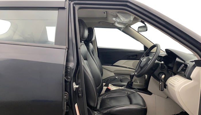 2022 Mahindra XUV300 W6 1.2 PETROL, Petrol, Manual, 26,436 km, Right Side Front Door Cabin