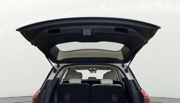 2022 Mahindra XUV700 AX 7 LUXURY P AT 7 STR, Petrol, Automatic, 13,673 km, Boot Door Open