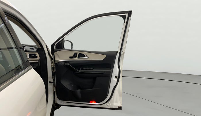 2021 Mahindra XUV700 AX 7 P AT 7 STR, Petrol, Automatic, 60,237 km, RHS Front Door