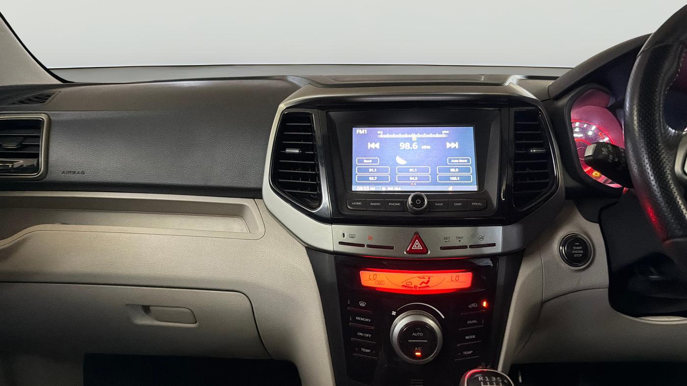 2019 Mahindra XUV300 W8 1.2 PETROL, Petrol, Manual, 1,06,801 km, Air Conditioner