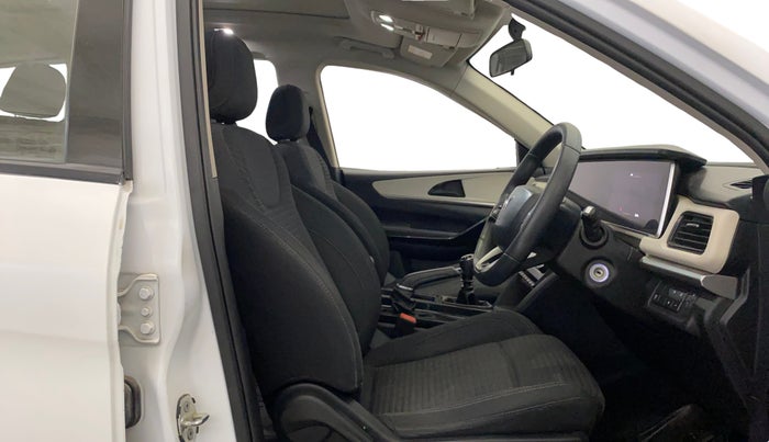 2022 Mahindra XUV700 AX 5 P MT 7 STR, Petrol, Manual, 59,885 km, Right Side Front Door Cabin