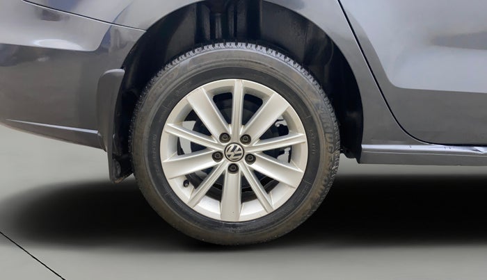 2016 Volkswagen Vento HIGHLINE 1.5 AT, Diesel, Automatic, 1,39,735 km, Right Rear Wheel