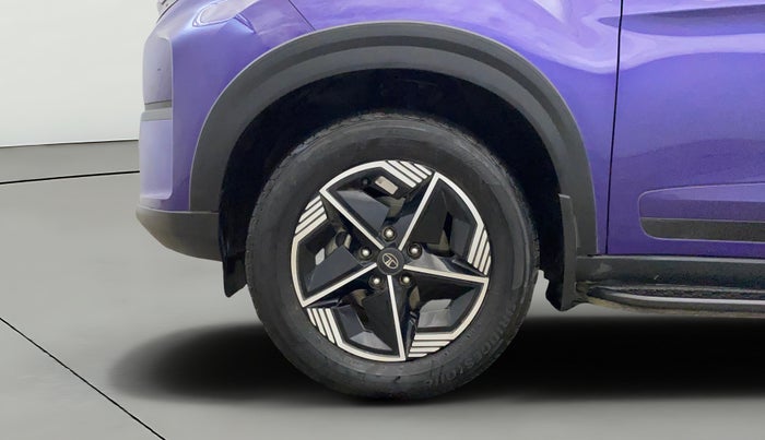 2023 Tata NEXON FEARLESS + SUNROOF DCA DUAL TONE 1.2 PETROL, Petrol, Automatic, 33,711 km, Left Front Wheel