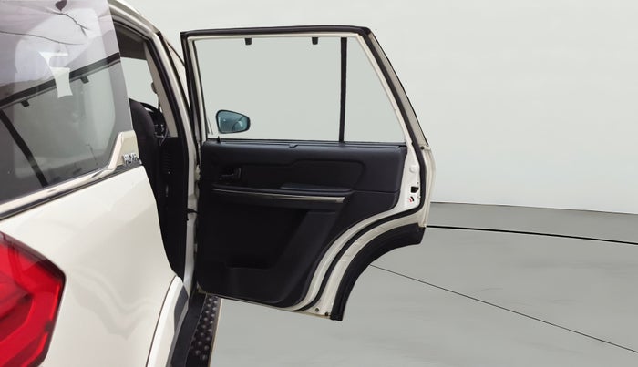 2019 Tata Hexa XM PLUS 4X2 7 STR, Diesel, Manual, 1,01,654 km, RHS Rear Door