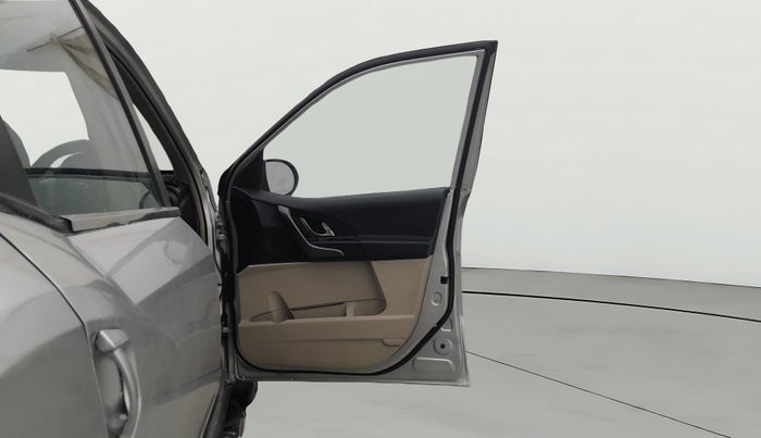 2016 Mahindra XUV500 W6 AT 1.99, Diesel, Automatic, 44,518 km, RHS Front Door