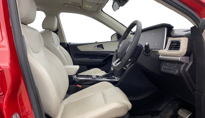 2023 Mahindra XUV700 AX 7 LUXURY P AT 7 STR, Petrol, Automatic, 4,791 km, Right Side Front Door Cabin