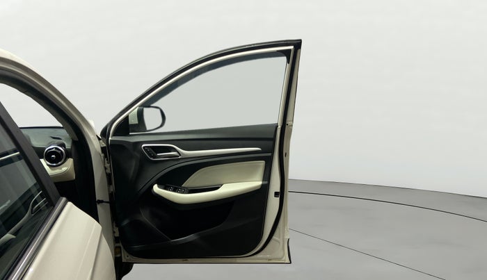 2024 MG ASTOR Sprint 1.5 MT (Ivory), Petrol, Manual, 7,166 km, RHS Front Door