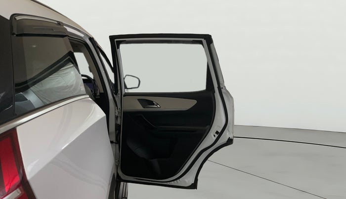 2022 Mahindra XUV700 AX 7 LUXURY D MT 7 STR, Diesel, Manual, 48,333 km, RHS Rear Door