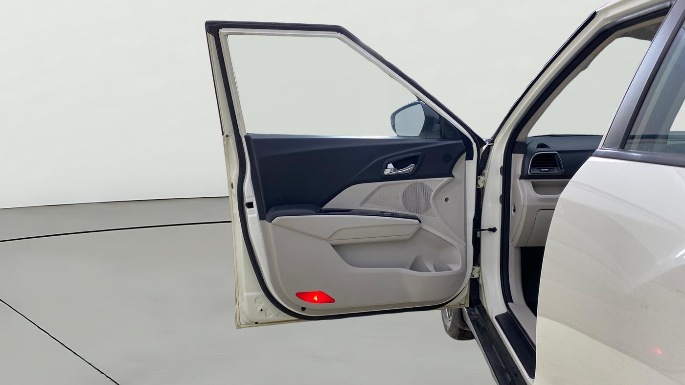2019 Mahindra XUV300 W8 (O) 1.5 DIESEL AMT, Diesel, Automatic, 1,40,621 km, LHS Front Door