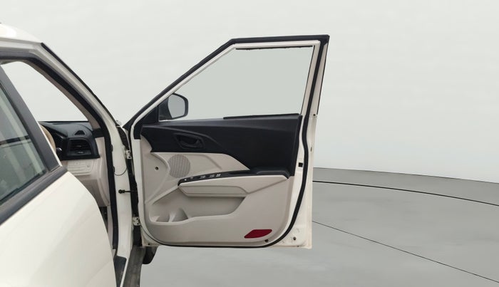 2022 Mahindra XUV300 W6 1.2 PETROL AMT, Petrol, Automatic, 36,886 km, RHS Front Door