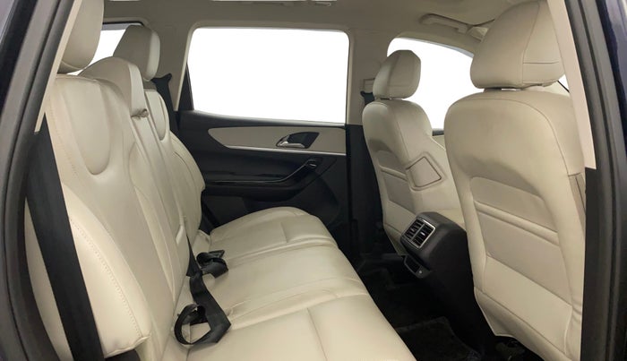2024 Mahindra XUV700 AX 7 P AT 7 STR, Petrol, Automatic, 21,999 km, Right Side Rear Door Cabin