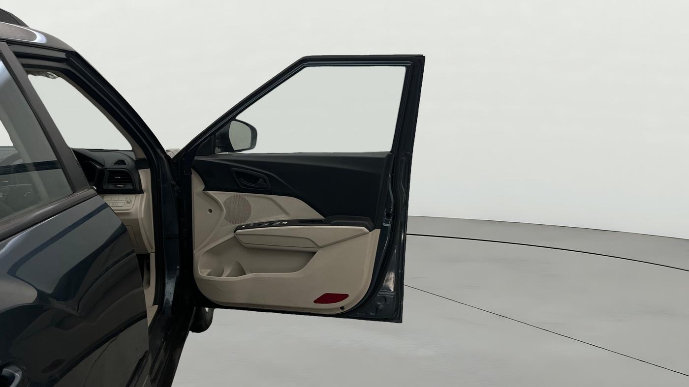 2021 Mahindra XUV300 W6 1.2 PETROL, Petrol, Manual, 54,459 km, RHS Front Door
