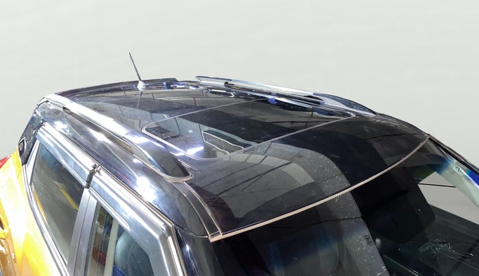 2023 Mahindra XUV300 W8(O) 1.2 PETROL DUAL TONE, Petrol, Manual, 58,758 km, Roof