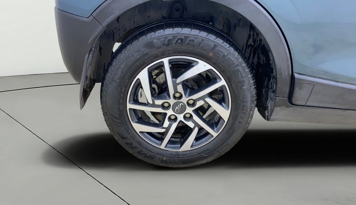 2022 Mahindra XUV300 W8 (O) 1.2 PETROL AMT, Petrol, Automatic, 26,264 km, Right Rear Wheel