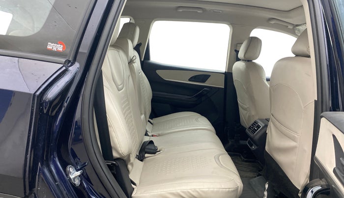 2022 Mahindra XUV700 AX 5 P MT 7 STR, Petrol, Manual, 38,236 km, Right Side Rear Door Cabin