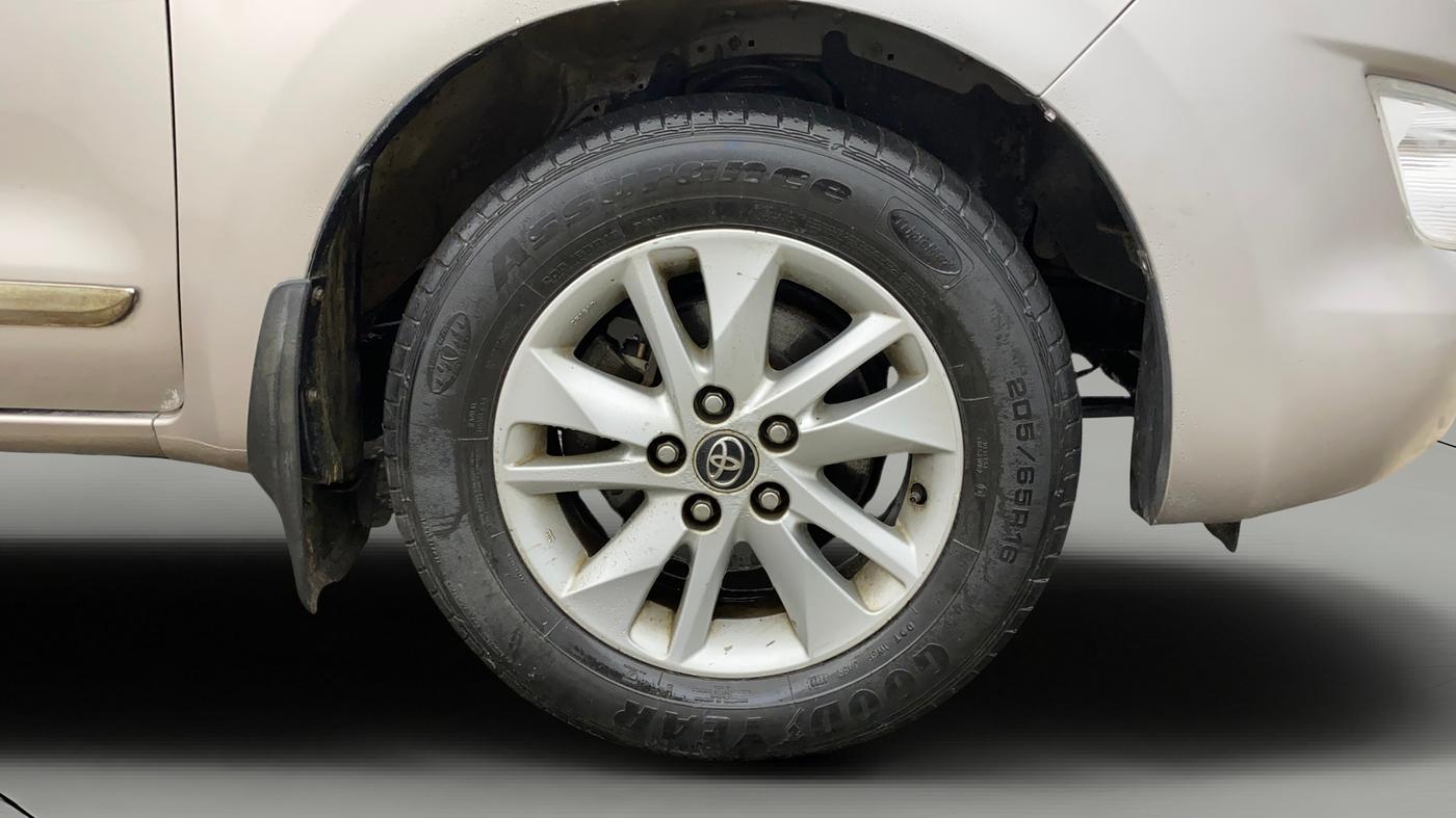 2016 Toyota Innova Crysta 2.7 GX 8 STR, Petrol, Manual, 63,930 km, Right Front Wheel