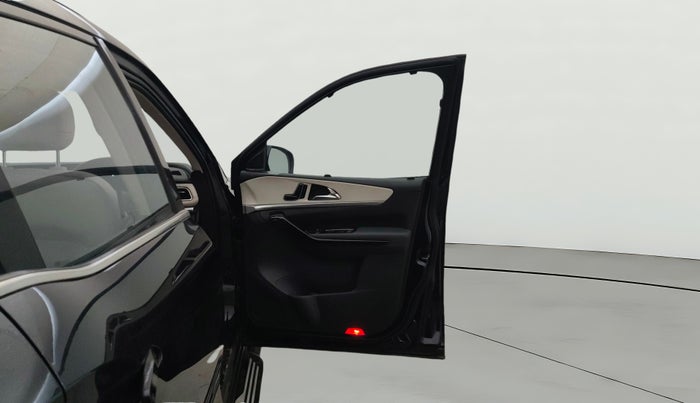 2022 Mahindra XUV700 AX 7 LUXURY P AT 7 STR, Petrol, Automatic, 17,184 km, RHS Front Door