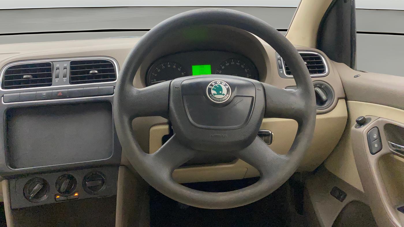 2013 Skoda Rapid AMBITION 1.6 TDI CR MT PLUS, Diesel, Manual, 92,633 km, Steering Wheel Close Up