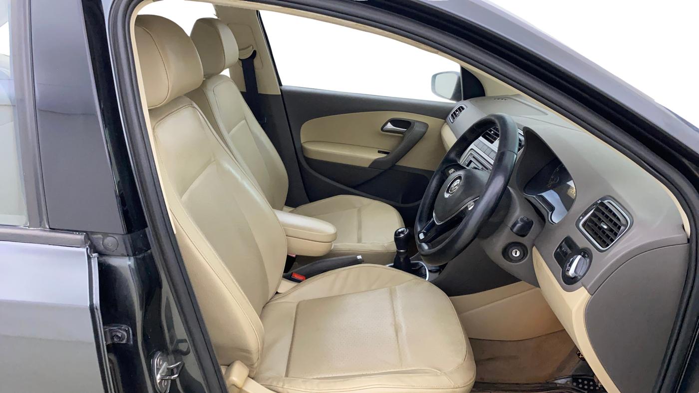 2015 Volkswagen Vento HIGHLINE 1.6 MPI, Petrol, Manual, 75,607 km, Right Side Front Door Cabin