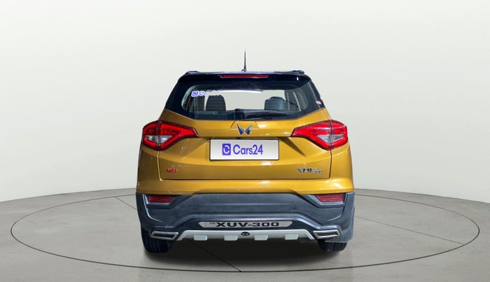 2023 Mahindra XUV300 W8(O) 1.2 PETROL DUAL TONE, Petrol, Manual, 58,758 km, Back/Rear