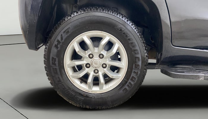 2017 Mahindra TUV300 T8, Diesel, Manual, 1,13,073 km, Right Rear Wheel