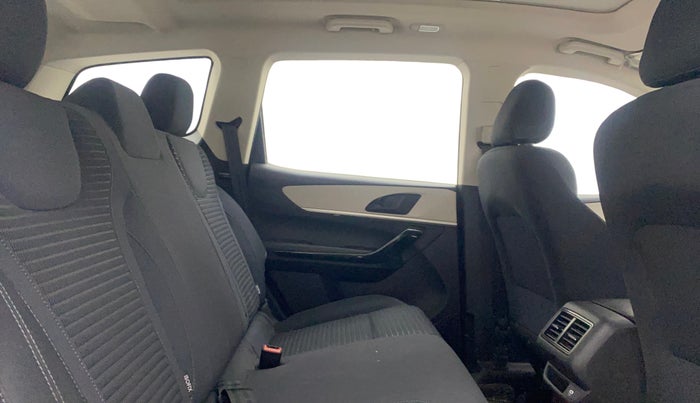 2022 Mahindra XUV700 AX 5 P AT 5 STR, Petrol, Automatic, 22,173 km, Right Side Rear Door Cabin