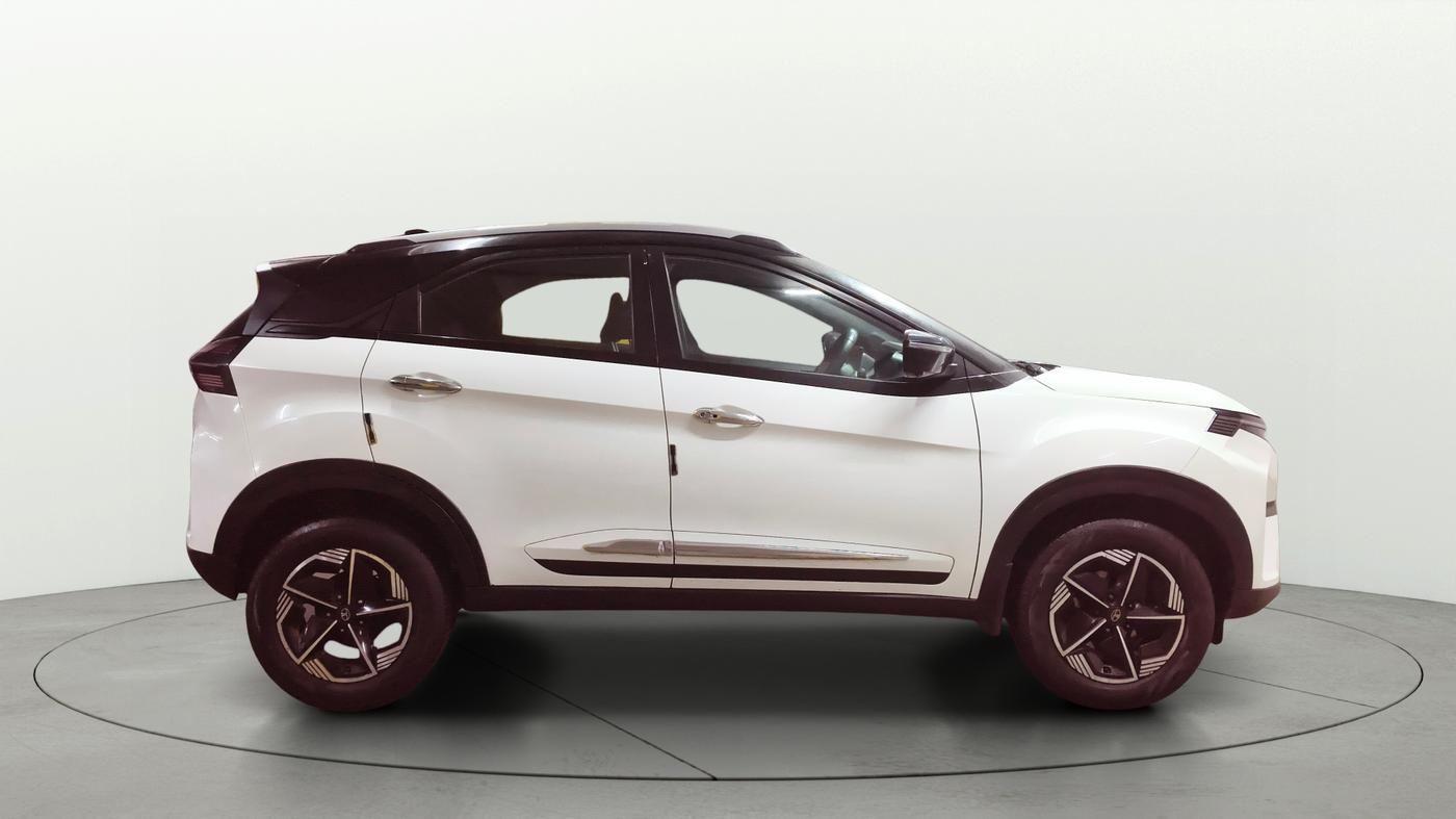 2024 Tata NEXON FEARLESS + SUNROOF DUAL TONE 1.5 DIESEL, Diesel, Manual, 79,275 km, Right Side View