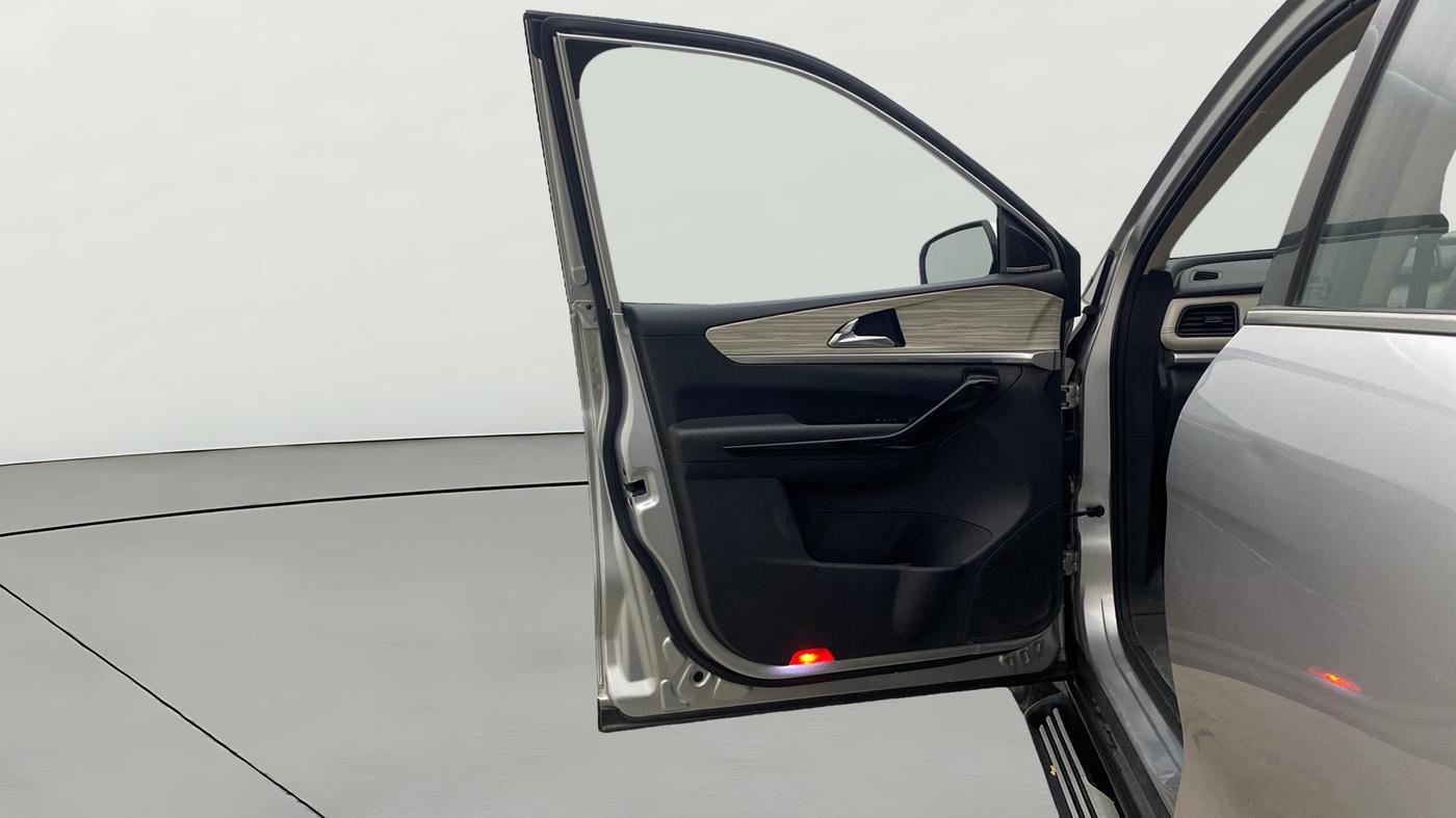 2021 Mahindra XUV700 AX 7 LUXURY P AT 7 STR, Petrol, Automatic, 1,33,099 km, LHS Front Door