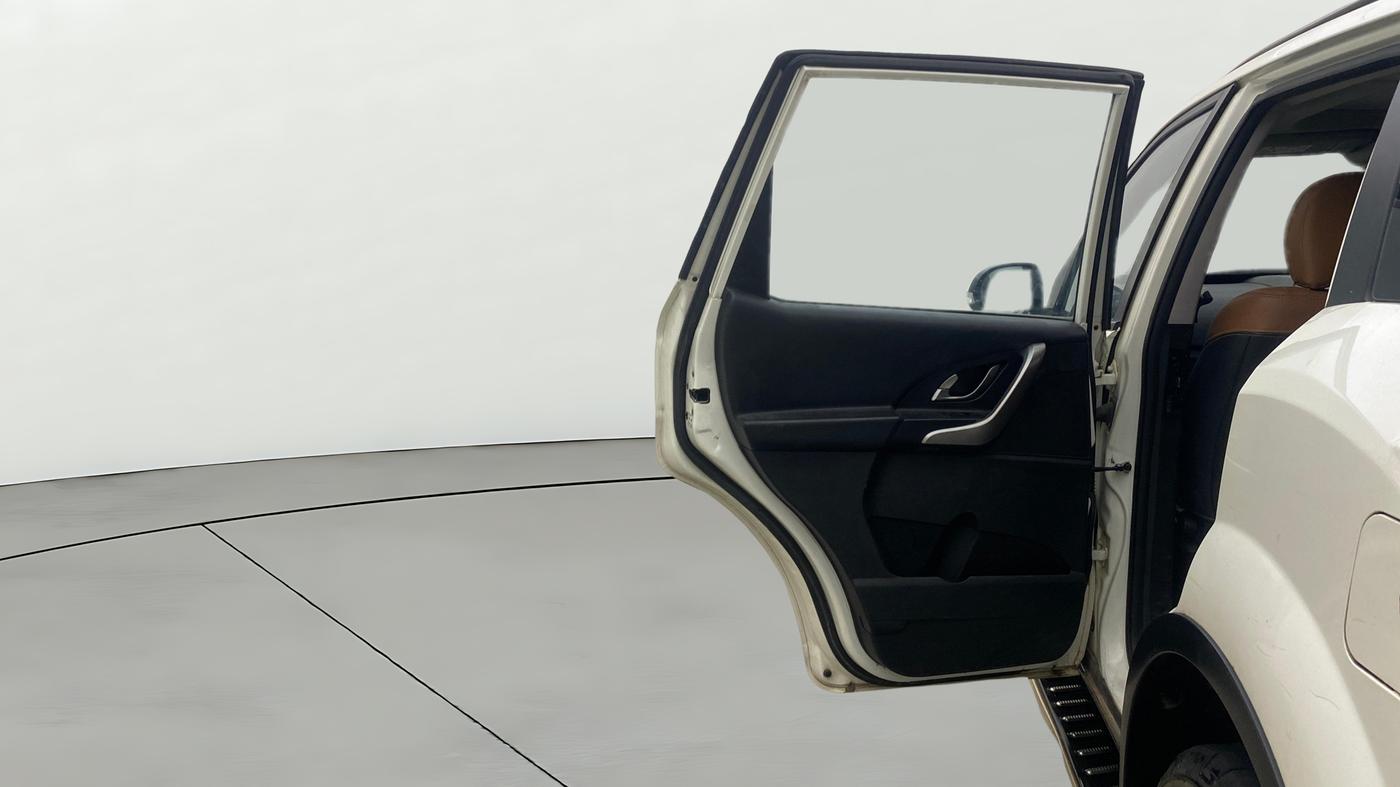 2020 Mahindra XUV500 W9 AT, Diesel, Automatic, 1,21,434 km, LHS Rear Door