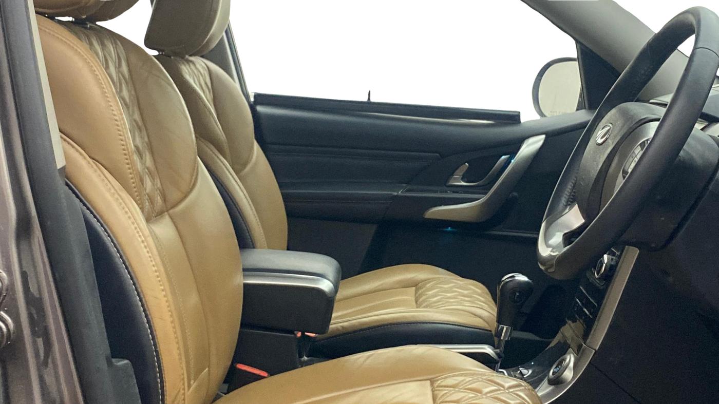 2019 Mahindra XUV500 W11 AT, Diesel, Automatic, 73,796 km, Right Side Front Door Cabin